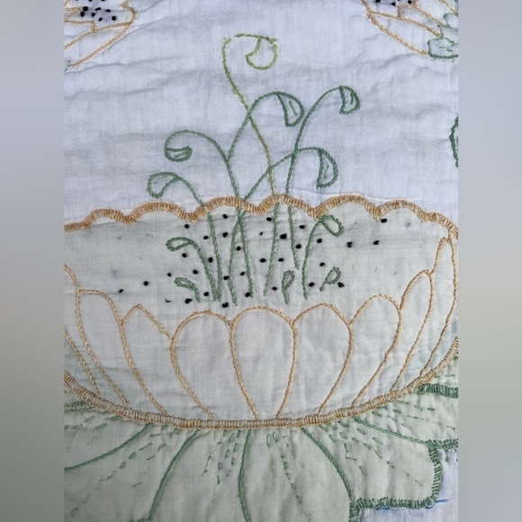 VTG Embroidered Lily Pad Floral Hand Stitched Quilt Lavender White Unique FLAWS - Picture 4 of 15